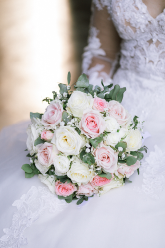 Bouquet de mariée rond en roses roses et blanches