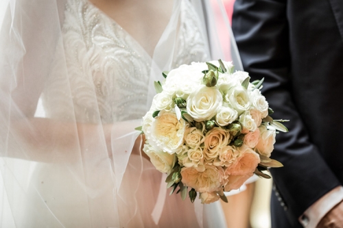 Bouquet de mariée tout en roses blanches