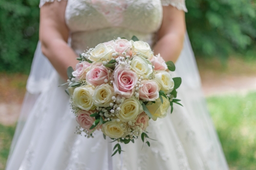 Bouquet de mariée rond en roses et eucalyptus