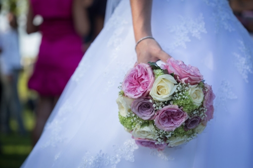 Bouquet de mariée rond en roses de jardin