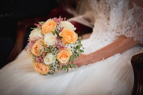 Bouquet de mariée en roses blanches et pêches