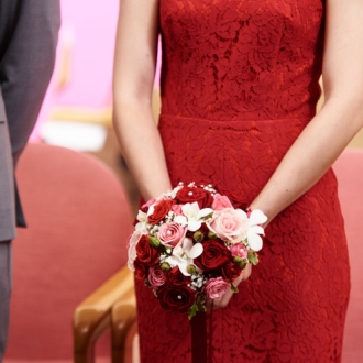 Bouquet de mariée rond en roses et orchidées