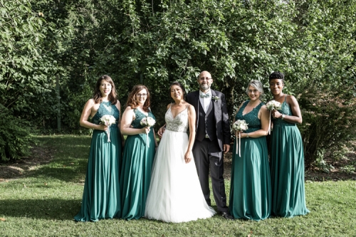 Bouquets de fleurs blanches pour les témoins de la mariée