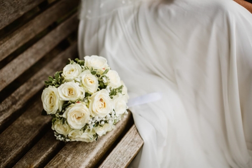 Bouquet de mariée tout en roses blanches