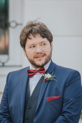 Boutonnière en petites roses blanches et feuillages