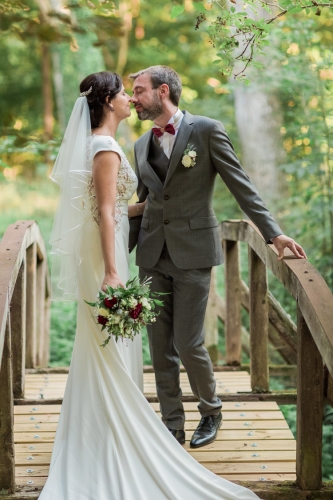 Boutonnière en roses blanches