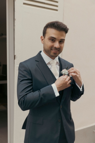 Boutonnière bleue et roses