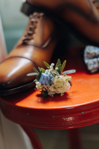 Boutonnière en légo et fleurs 