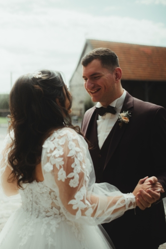 Boutonnière en petites roses pêches