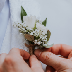 Boutonnière en fleurs blanches