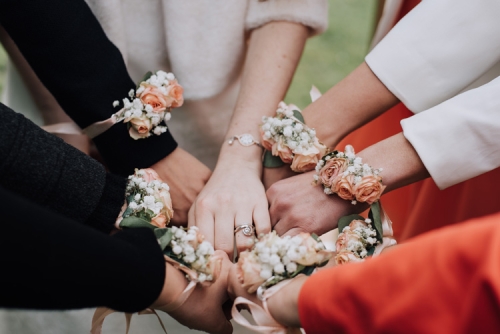 Bracelet fleuri dans les tons pêches et blancs