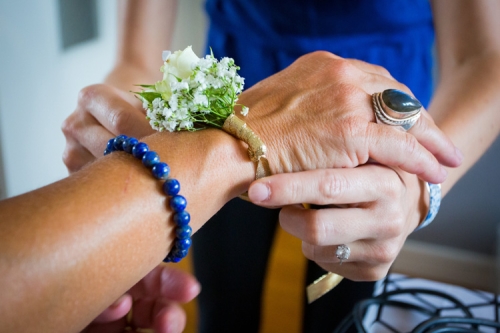 Bracelet de fleurs blanches et ruban or