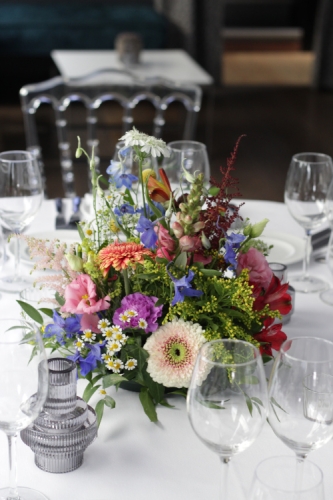 Centre de table multicolore en fleurs de toutes tailles