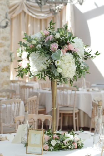 Centre de table haut en hortensias et roses