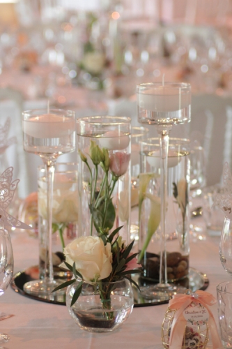 Vases fleuris posés sur un miroir