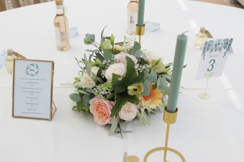 Centre de table en fleurs pêches et eucalyptus