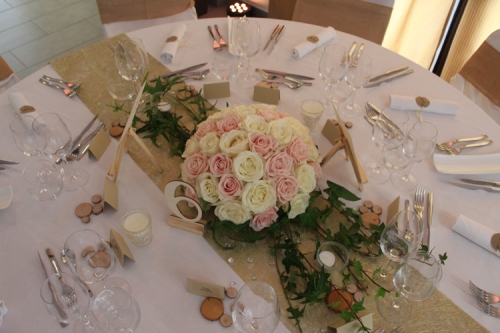 Centre de table rond en roses et lierre