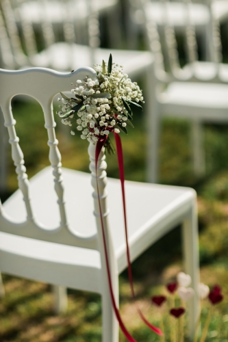 gypsophile et feuillages pour les chaises