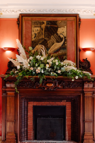 Décor de cheminée en fleurs et pampas