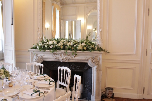 Cheminée décorée de fleurs blanches