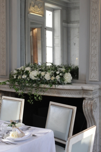 Décor de cheminée en hortensias et fleurs blanches