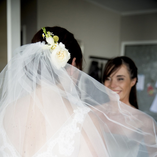 Peigne fleuri pour le voile de la mariée