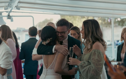 Peigne fleuri pour embellir la coiffure de la mariée