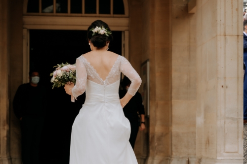 Peigne fleuri coordonné au bouquet de mariée