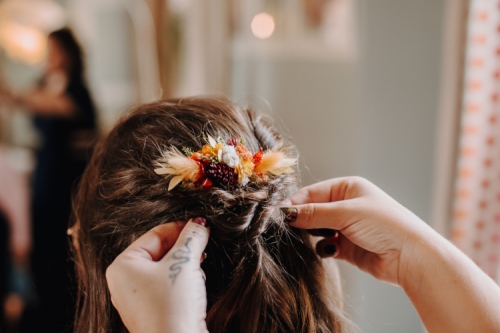 Peigne en fleurs séchées tons automnaux