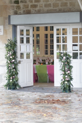 Colonnes fleuries pour l'entrée de la salle