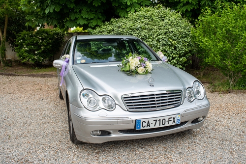 Composition florale ronde sur le capot de la voiture