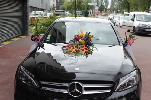 Composition de fleurs exotiques sur le capot de la voiture