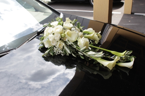 Composition de fleurs blanches sur le capot de la voiture