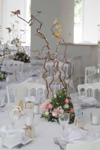 Centre de table avec hautes branches lumineuses