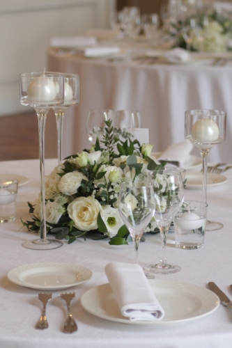 Centre de table en fleurs blanches