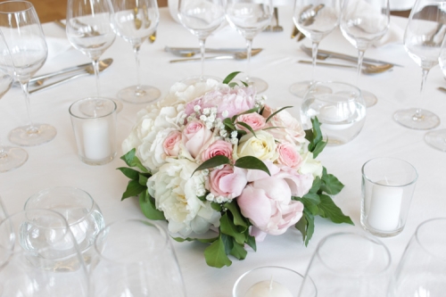 Centre de table blanc et roses en pivoines