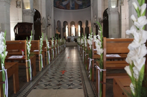 église fleurie en glaieuls blancs