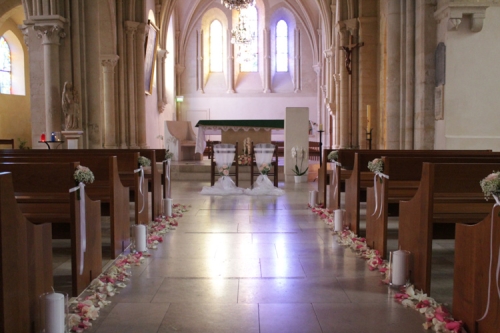 allée d'église décorée de fleurs, pétales et bougies