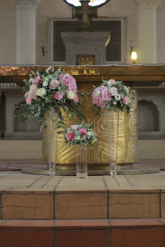 trio de vases fleuris pour autel de l'église