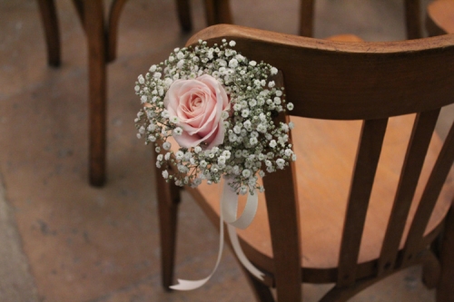 chaise d'église fleurie en rose et blanc