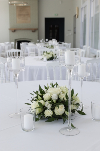 Décor de table épuré en fleurs blanches et bougies