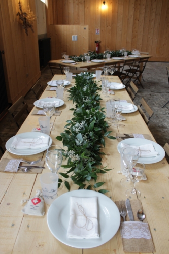 Décor rustique avec guirlandes de feuillages et gypsophile