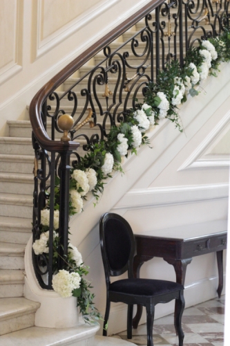 Décor d'escalier en hortensias blancs