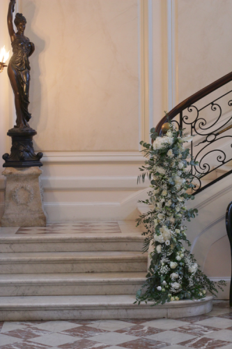 Escalier Château de Santeny en fleurs blanches et eucalyptus