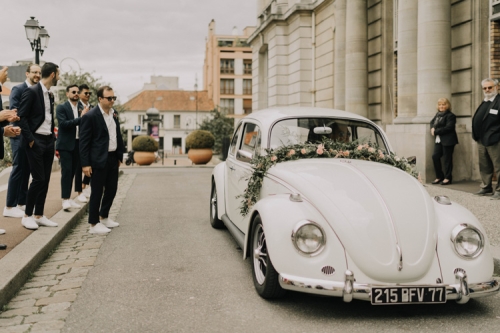 Guirlande de fleurs champêtres sur voiture