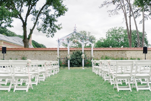 kiosque fleuri pour cérémonie