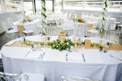 Décor de table autour d'une lanterne fleurie