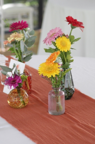 Centre de table en petits vases multicolores