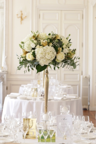 Centre de table en hauteur en fleurs blanches