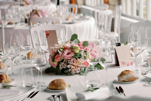 Centre de table en fleurs roses